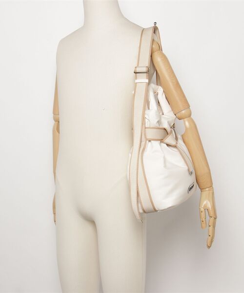 OUTDOOR PRODUCTS(アウトドアプロダクツ)の「【OUTDOOR PRODUCTS / アウトドアプロダクツ】2way Belt Tote 巾着型 ベルトデザイン トートバッグ(トートバッグ・レディース・アイボリー/ブラック/モカ・FREE)」の4枚目の写真