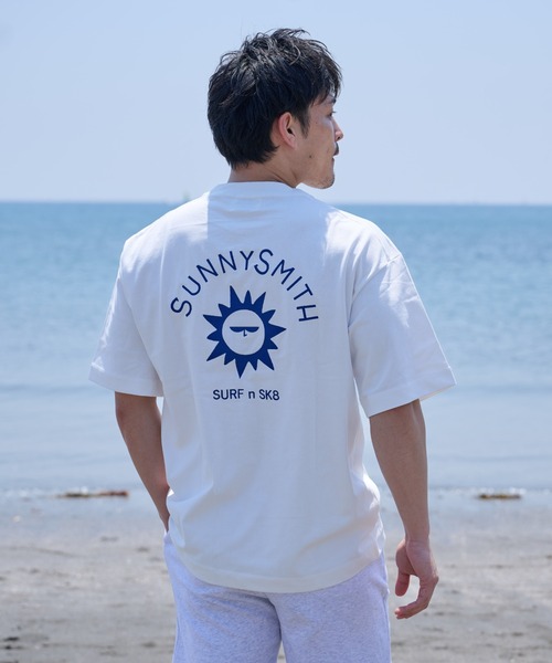 Sunny Smith(サニースミス)の「キャラクターアーチロゴ両面刺繍Tシャツ(Tシャツ/カットソー・メンズ・アッシュグレー/スミクロ/ホワイト・MEDIUM/LARGE)」の1枚目の写真