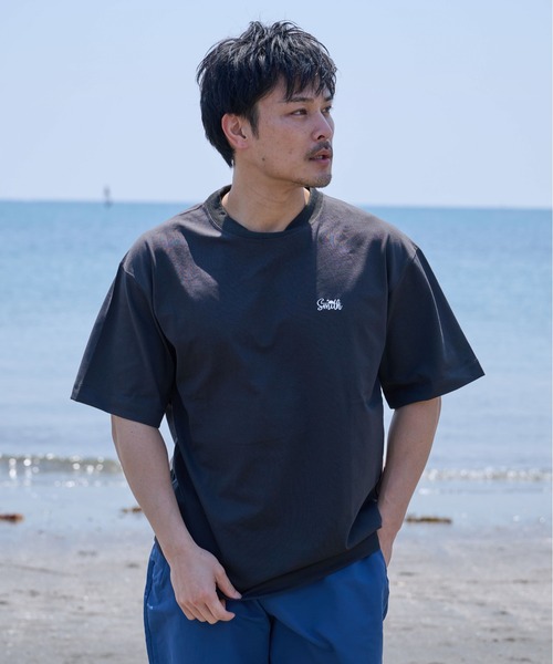 Sunny Smith(サニースミス)の「キャラクターアーチロゴ両面刺繍Tシャツ(Tシャツ/カットソー・メンズ・アッシュグレー/スミクロ/ホワイト・MEDIUM/LARGE)」の2枚目の写真