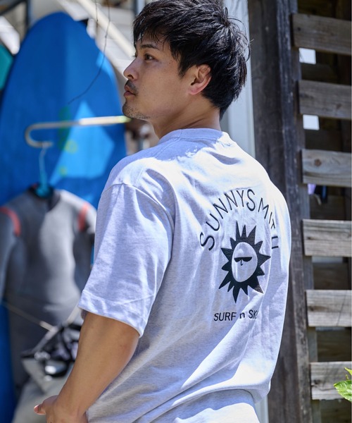 Sunny Smith(サニースミス)の「キャラクターアーチロゴ両面刺繍Tシャツ(Tシャツ/カットソー・メンズ・アッシュグレー/スミクロ/ホワイト・MEDIUM/LARGE)」の3枚目の写真