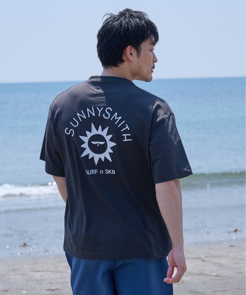 Sunny Smith(サニースミス)の「キャラクターアーチロゴ両面刺繍Tシャツ(Tシャツ/カットソー・メンズ・アッシュグレー/スミクロ/ホワイト・MEDIUM/LARGE)」の15枚目の写真