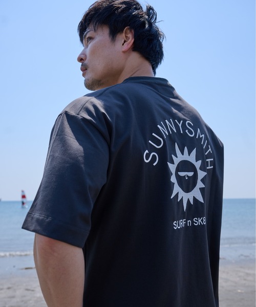 Sunny Smith(サニースミス)の「キャラクターアーチロゴ両面刺繍Tシャツ(Tシャツ/カットソー・メンズ・アッシュグレー/スミクロ/ホワイト・MEDIUM/LARGE)」の16枚目の写真
