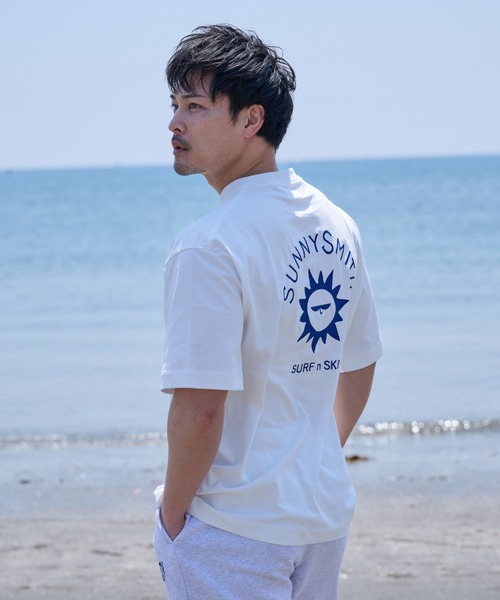 Sunny Smith(サニースミス)の「キャラクターアーチロゴ両面刺繍Tシャツ(Tシャツ/カットソー・メンズ・アッシュグレー/スミクロ/ホワイト・MEDIUM/LARGE)」の6枚目の写真
