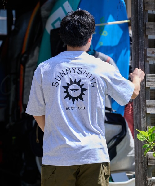 Sunny Smith(サニースミス)の「キャラクターアーチロゴ両面刺繍Tシャツ(Tシャツ/カットソー・メンズ・アッシュグレー/スミクロ/ホワイト・MEDIUM/LARGE)」の10枚目の写真