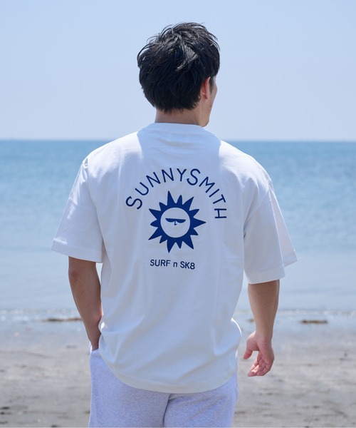 Sunny Smith(サニースミス)の「キャラクターアーチロゴ両面刺繍Tシャツ(Tシャツ/カットソー・メンズ・アッシュグレー/スミクロ/ホワイト・MEDIUM/LARGE)」の4枚目の写真