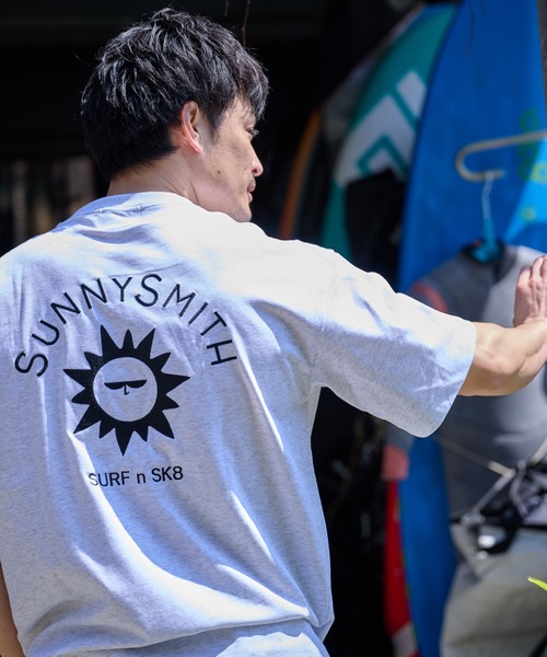Sunny Smith(サニースミス)の「キャラクターアーチロゴ両面刺繍Tシャツ(Tシャツ/カットソー・メンズ・アッシュグレー/スミクロ/ホワイト・MEDIUM/LARGE)」の5枚目の写真