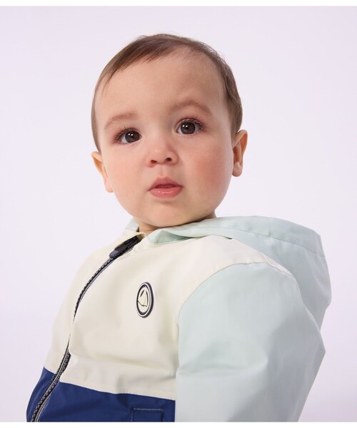 PETIT BATEAU（プチバトー）の「カラーブロックウィンドブレーカー（マウンテンパーカー・キッズ・ライトブルー・12MONTH/18MONTH/24MONTH/36MONTH）」の2枚目の写真
