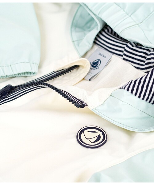 PETIT BATEAU（プチバトー）の「カラーブロックウィンドブレーカー（マウンテンパーカー・キッズ・ライトブルー・12MONTH/18MONTH/24MONTH/36MONTH）」の6枚目の写真
