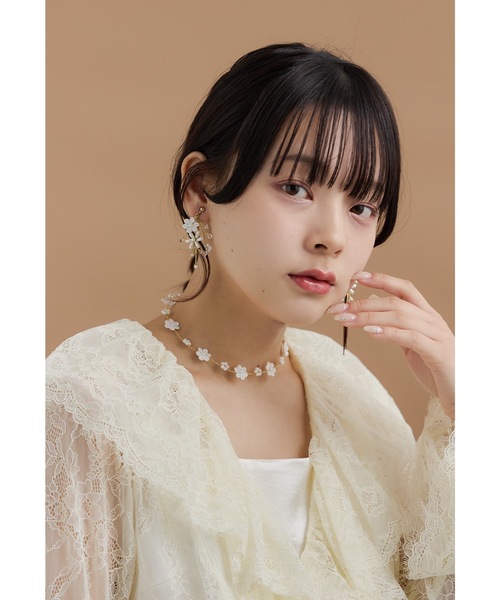 niana（ニアナ）の「レースフラワーイヤリング ゴールド シルバー 結婚式 二次会 同窓会 成人式 パーティー お呼ばれ オケージョン フォーマル（イヤリング・レディース・ゴールド/シルバー・FREE）」の3枚目の写真