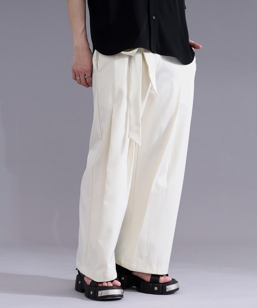 Ellno Loset(エルノロゼット)の「ベルトツキストレートワイドパンツ(スラックス・メンズ・ブラック/オフホワイト・LARGE/SMALL/MEDIUM)」の11枚目の写真