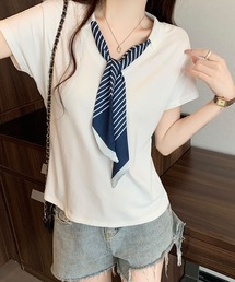 スカーフタイ付きVネックTシャツ