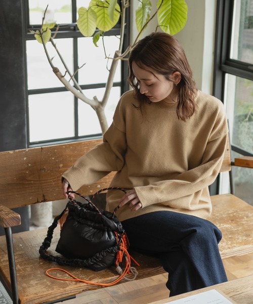 KiU（キウ）の「パフィーギャザーショルダーミニトートバッグ（ショルダーバッグ・レディース・ブラウン/シルバー/ブラック・FREE）」の5枚目の写真