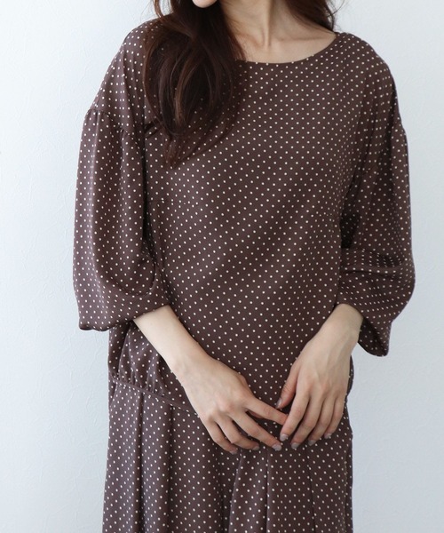 Jines（ジネス）の「ドット柄袖ギャザーブラウス（シャツ/ブラウス・レディース・ラベンダー/モカ/ブラック・38）」の2枚目の写真