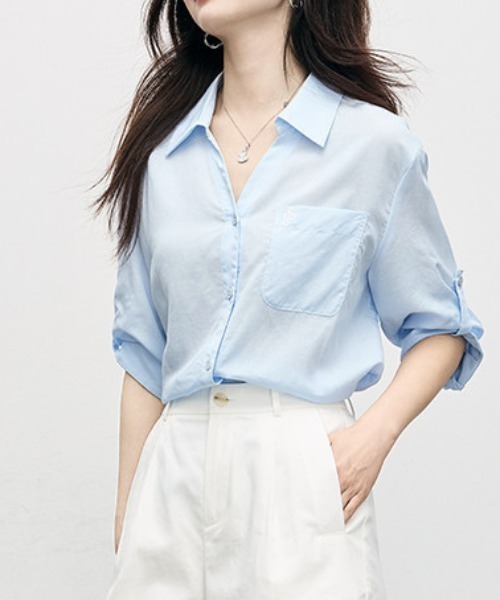 AMAJI(アマジ)の「リヨセル Vネック ロールアップ 5分袖シャツ(シャツ/ブラウス・レディース・ライトブルー・X-LARGE/LARGE/MEDIUM)」の3枚目の写真