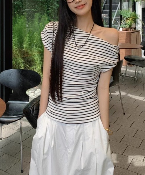 Silly(シリー)の「【アシメな肌見せで大人っぽく】ドレープオフショルボーダーカットソー(Tシャツ/カットソー・レディース・ホワイト×ブラック・MEDIUM/LARGE)」の7枚目の写真