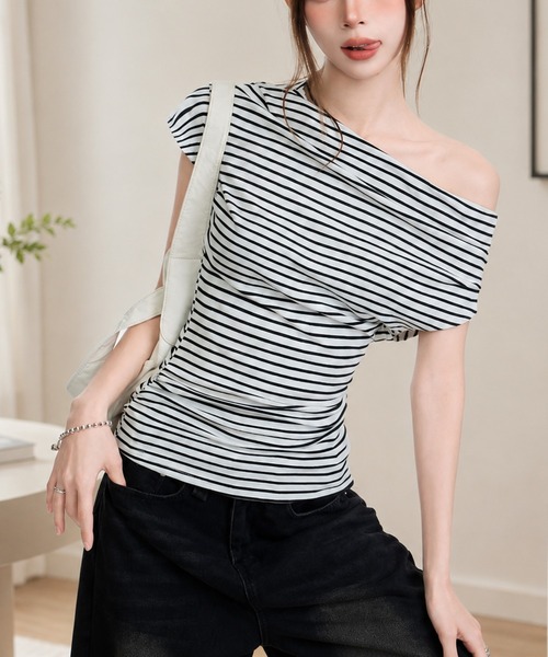 Silly(シリー)の「【アシメな肌見せで大人っぽく】ドレープオフショルボーダーカットソー(Tシャツ/カットソー・レディース・ホワイト×ブラック・MEDIUM/LARGE)」の4枚目の写真