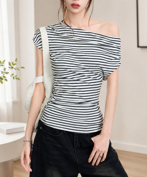 Silly(シリー)の「【アシメな肌見せで大人っぽく】ドレープオフショルボーダーカットソー(Tシャツ/カットソー・レディース・ホワイト×ブラック・MEDIUM/LARGE)」の3枚目の写真