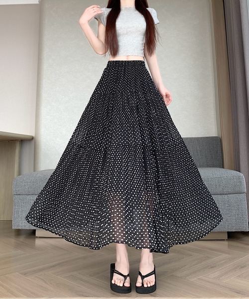 AMAJI(アマジ)の「プラスサイズ ドット柄 ハイウエスト ティアード マキシ丈スカート(スカート・レディース・ベージュ/レッド/ホワイト/ブラック/ライトブルー・X-LARGE/LARGE)」の1枚目の写真