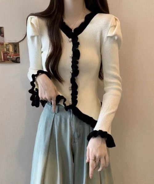 AMAJI(アマジ)の「メロウフリル アシンメトリー パフスリーブ 長袖Tシャツ(Tシャツ/カットソー・レディース・ブラック/ベージュ・SMALL/MEDIUM/LARGE/X-LARGE)」の2枚目の写真