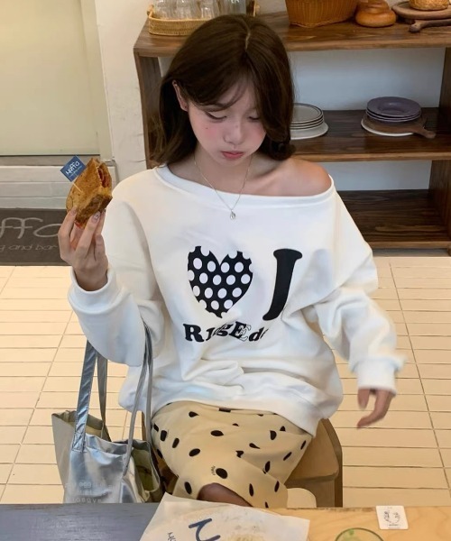 SHERU(シェル)の「ワンショルグラフィックルーズスウェット 星柄 ハート柄(スウェット・レディース・グレー/ホワイト/グレー系その他・M)」の16枚目の写真