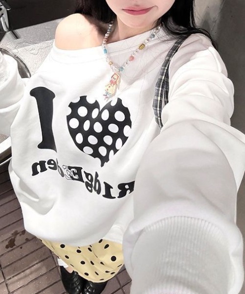 SHERU(シェル)の「ワンショルグラフィックルーズスウェット 星柄 ハート柄(スウェット・レディース・グレー/ホワイト/グレー系その他・M)」の4枚目の写真