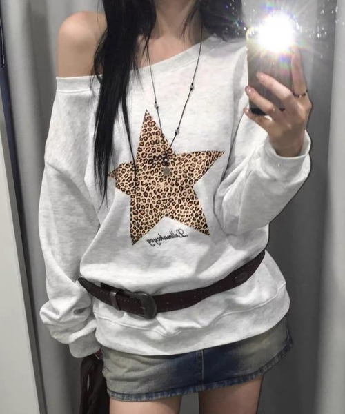 SHERU(シェル)の「ワンショルグラフィックルーズスウェット 星柄 ハート柄(スウェット・レディース・グレー/ホワイト/グレー系その他・M)」の21枚目の写真