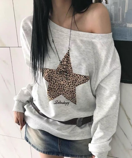 SHERU(シェル)の「ワンショルグラフィックルーズスウェット 星柄 ハート柄(スウェット・レディース・グレー/ホワイト/グレー系その他・M)」の8枚目の写真