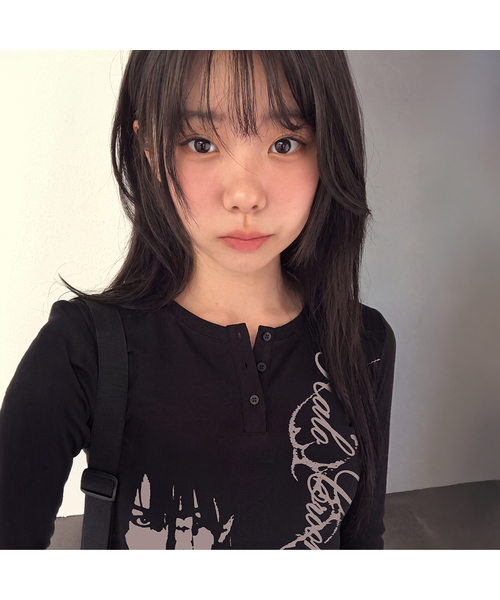 GRAVER（グレーバー）の「[UNISEX]CROOKED ヘンリーネック ロングスリーブ Tシャツ_3color（Tシャツ/カットソー・レディース・ブラック/Beige/チャコールグレー・MEDIUM/LARGE）」の2枚目の写真