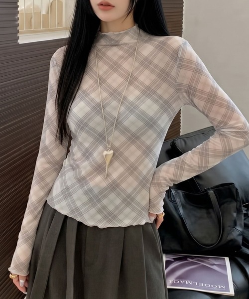 aimoha(アイモハ)の「チェックハイネックシアートップス(Tシャツ/カットソー・レディース・ホワイト/ブラウン・FREE)」の3枚目の写真