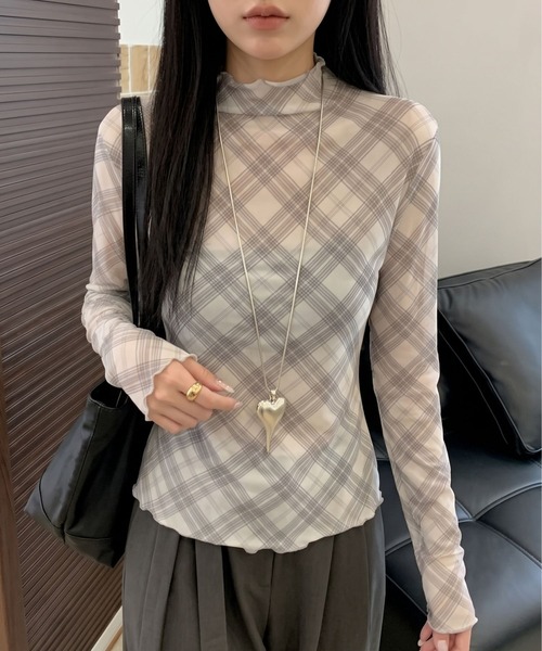 aimoha(アイモハ)の「チェックハイネックシアートップス(Tシャツ/カットソー・レディース・ホワイト/ブラウン・FREE)」の6枚目の写真