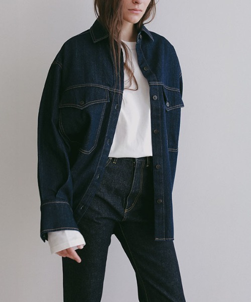 ETRE TOKYO(エトレトウキョウ)の「オーバーサイズデニムシャツ(シャツ/ブラウス・レディース・インディゴブルー/ブルー・FREE)」の3枚目の写真
