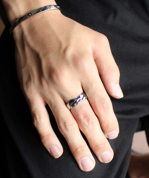 Vaya Con Dios(ヴァヤコンディオス)の「【VayaConDios/ヴァヤコンディオス】ステンレス製ツイストリング(リング・メンズ・シルバー/ゴールド/ブラック・#19/#17/#21)」の3枚目の写真