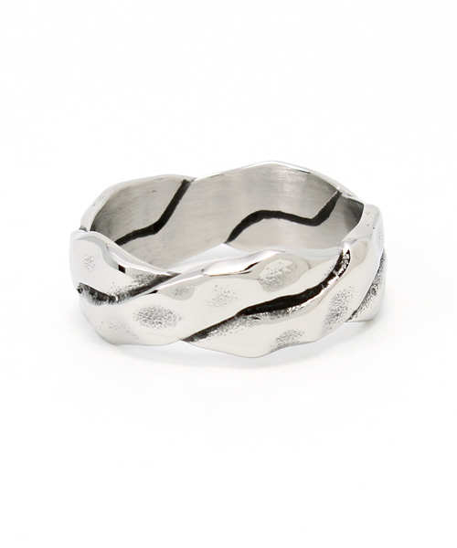 Vaya Con Dios(ヴァヤコンディオス)の「【VayaConDios/ヴァヤコンディオス】ステンレス製ツイストリング(リング・メンズ・シルバー/ゴールド/ブラック・#19/#17/#21)」の5枚目の写真