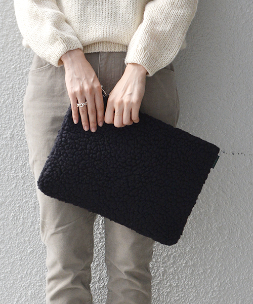 TEMBEA(テンベア)の「 【LEE 11月号掲載】TEMBEA(テンベア):ボア フラットバッグ◇(クラッチバッグ・レディース・ナチュラル/ブラック・ONE SIZE)」の1枚目の写真
