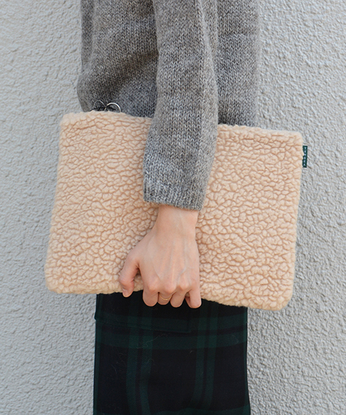 TEMBEA(テンベア)の「 【LEE 11月号掲載】TEMBEA(テンベア):ボア フラットバッグ◇(クラッチバッグ・レディース・ナチュラル/ブラック・ONE SIZE)」の8枚目の写真