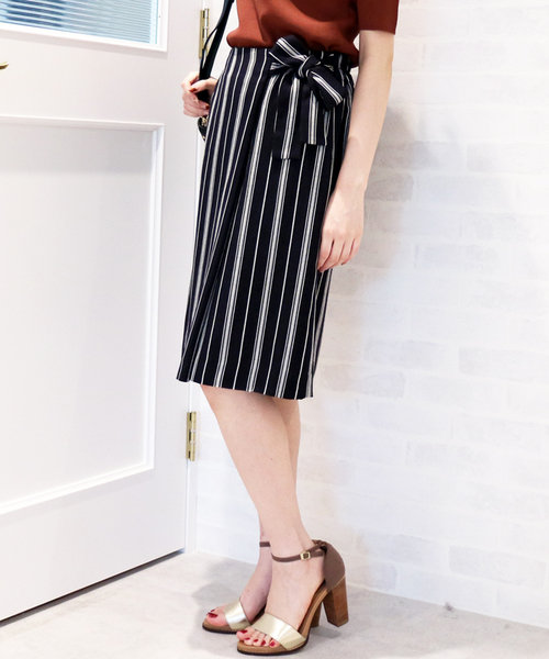 N.(N. Natural Beauty Basic)(エヌエヌナチュラルビューティーベーシック)の「サイドリボンラップスカート(スカート・レディース・ホワイト/ブラウン/ダークネイビー・MEDIUM)」の1枚目の写真