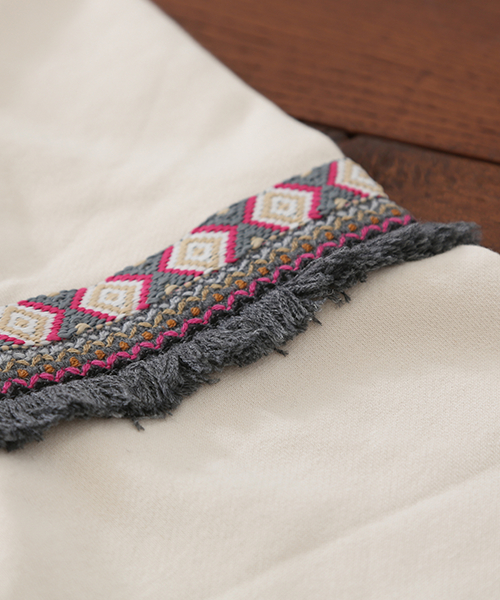 CUBE SUGAR（キューブシュガー）の「裏毛エスニッククルー（Tシャツ/カットソー・レディース・トップグレー/ナチュラル/ブラック/カーキ・M）」の6枚目の写真