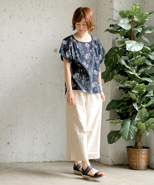 LBC（エルビーシー）の「刺繍プリントシャーリングブラウス（シャツ/ブラウス・レディース・ホワイト/ネイビー・M/L）」の5枚目の写真