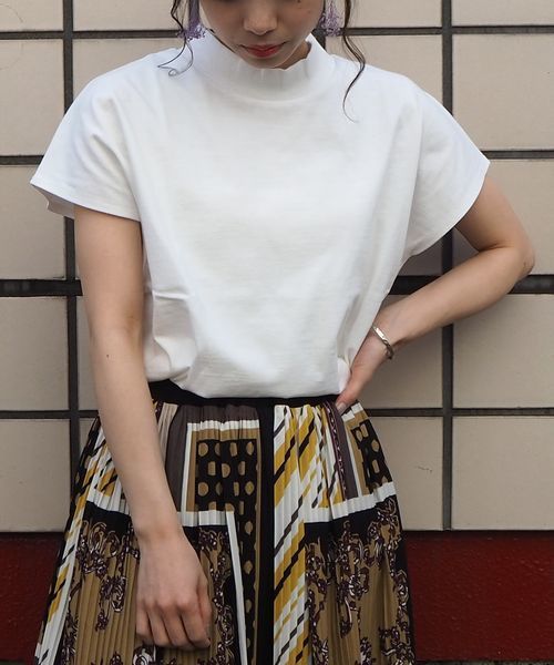 tiptop（ティップトップ）の「モックネックラウンドヘムプルオーバー【ZOZOTOWN限定アイテム】（Tシャツ/カットソー・レディース・ブラック/ベージュ/オフホワイト/グリーン/A・FREE）」の2枚目の写真