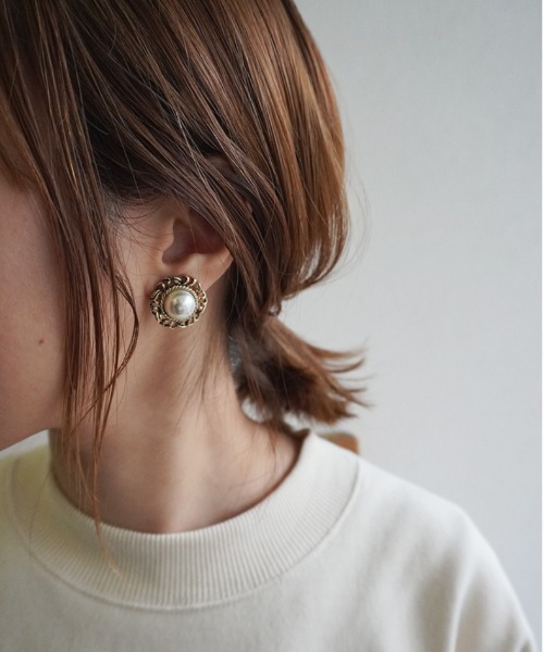 Port（ポート）の「レトロ ボリューム イヤリング_（イヤリング・レディース・ホワイト/ブラック/グレー/レッド/ブラック系その他/ブラック系その他2/ブラック系その他3/ブラック系その他4/ブラック系その他5/シルバー/ゴールド/ブルー/アイボリー/クリアブラック/ホワイト系その他/ライトグリーン/ベージュ・FREE）」の4枚目の写真