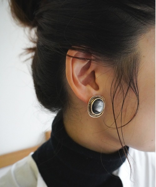Port（ポート）の「レトロ ボリューム イヤリング_（イヤリング・レディース・ホワイト/ブラック/グレー/レッド/ブラック系その他/ブラック系その他2/ブラック系その他3/ブラック系その他4/ブラック系その他5/シルバー/ゴールド/ブルー/アイボリー/クリアブラック/ホワイト系その他/ライトグリーン/ベージュ・FREE）」の18枚目の写真