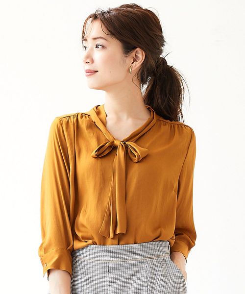 Perle Peche(ペルルペッシュ)の「ソフトサテンボウタイブラウス(シャツ/ブラウス)」|マスタード