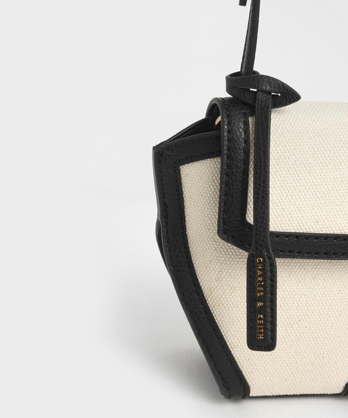 CHARLES & KEITH（チャールズ & キース）の「ジオメトリック クロスボディバッグ / Geometric Crossbody Bag（ショルダーバッグ・レディース・ブラック系その他2/マルチ/ライトブラウン/オリーブ・S）」の5枚目の写真