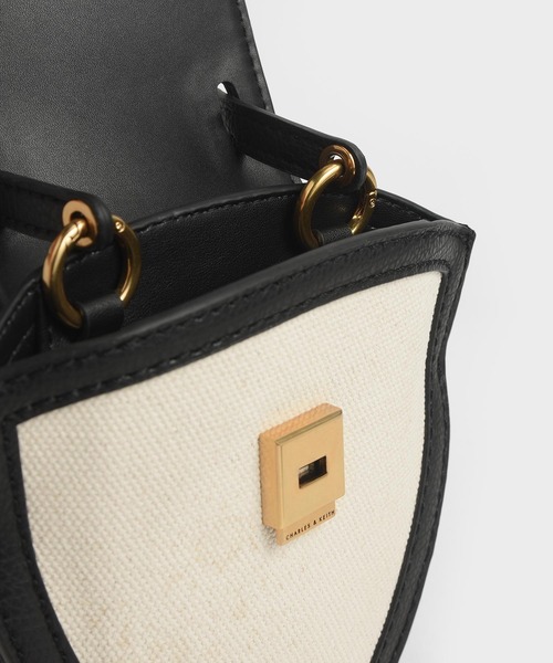 CHARLES & KEITH（チャールズ & キース）の「ジオメトリック クロスボディバッグ / Geometric Crossbody Bag（ショルダーバッグ・レディース・ブラック系その他2/マルチ/ライトブラウン/オリーブ・S）」の6枚目の写真