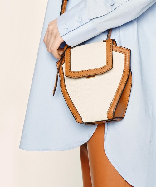 CHARLES & KEITH（チャールズ & キース）の「ジオメトリック クロスボディバッグ / Geometric Crossbody Bag（ショルダーバッグ・レディース・ブラック系その他2/マルチ/ライトブラウン/オリーブ・S）」の8枚目の写真