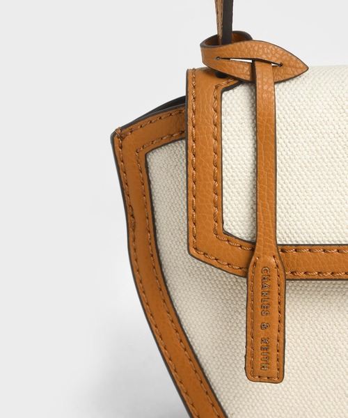 CHARLES & KEITH（チャールズ & キース）の「ジオメトリック クロスボディバッグ / Geometric Crossbody Bag（ショルダーバッグ・レディース・ブラック系その他2/マルチ/ライトブラウン/オリーブ・S）」の10枚目の写真