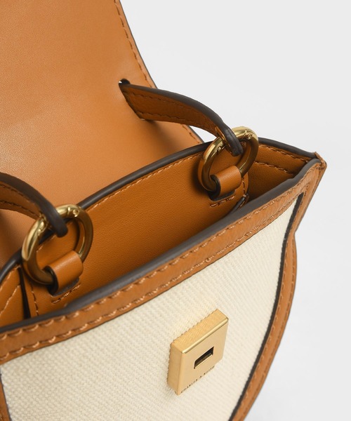 CHARLES & KEITH（チャールズ & キース）の「ジオメトリック クロスボディバッグ / Geometric Crossbody Bag（ショルダーバッグ・レディース・ブラック系その他2/マルチ/ライトブラウン/オリーブ・S）」の11枚目の写真