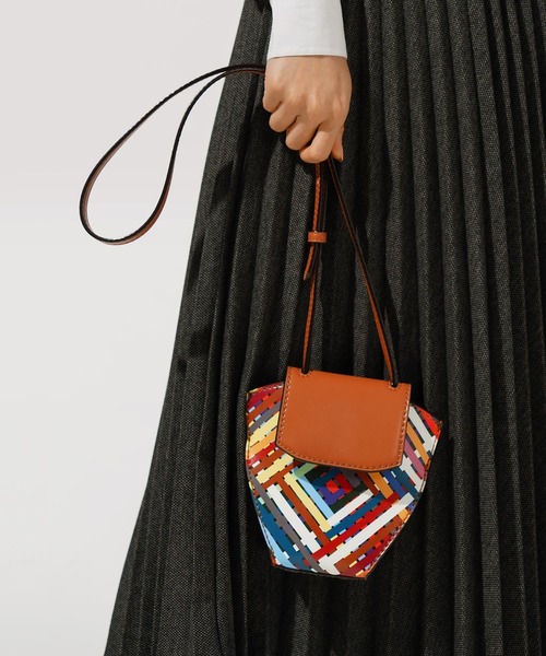 CHARLES & KEITH（チャールズ & キース）の「ジオメトリック クロスボディバッグ / Geometric Crossbody Bag（ショルダーバッグ・レディース・ブラック系その他2/マルチ/ライトブラウン/オリーブ・S）」の18枚目の写真