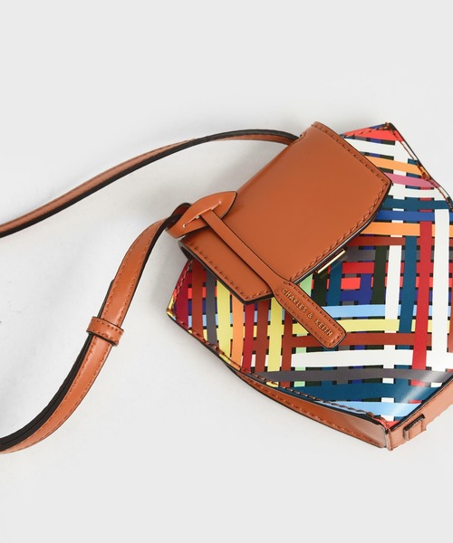 CHARLES & KEITH（チャールズ & キース）の「ジオメトリック クロスボディバッグ / Geometric Crossbody Bag（ショルダーバッグ・レディース・ブラック系その他2/マルチ/ライトブラウン/オリーブ・S）」の19枚目の写真