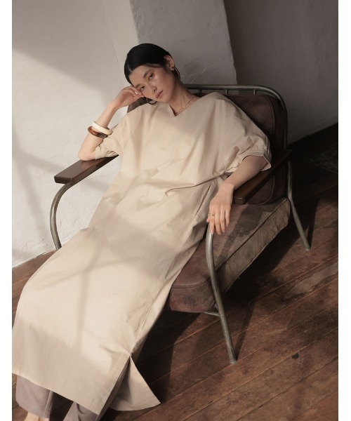 Re:EDIT（リエディ）の「ストレッチコットンパフスリーブVネックワンピース（ワンピース・レディース・イエロー/アイボリー/モカ・MEDIUM/LARGE/SHORT/TALL）」の4枚目の写真